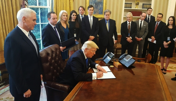 Donald_Trump_signs_orders_to_green-light_the_Keystone_XL_and_Dakota_Access_pipelines